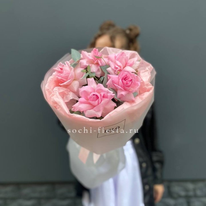 5 французских розовых роз  в Сочи