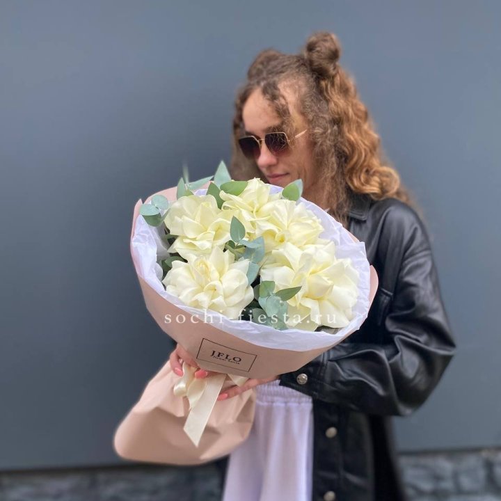 5 Белых французских роз в Сочи