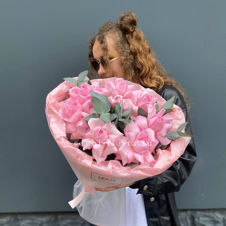 7 розовых роз в Сочи