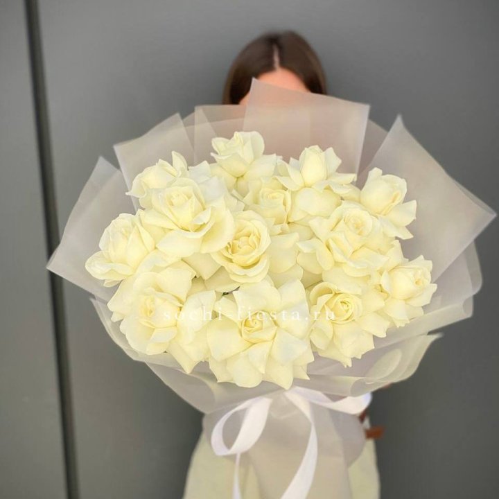 13 белых роз в Сочи