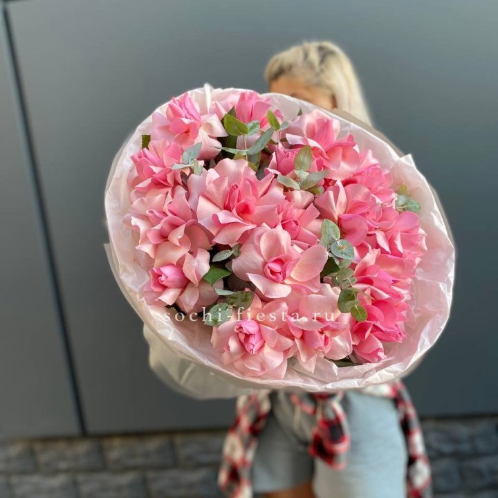 17 розовых роз в Сочи