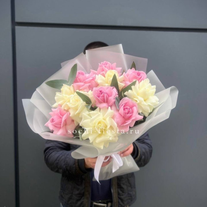 11 бело-розовых роз с доставкой в Сочи
