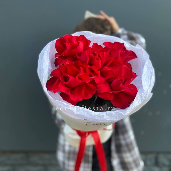 5 французских красных роз в Сочи