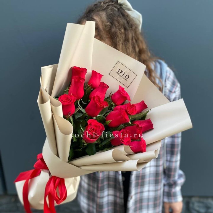 15 красных роз в Сочи