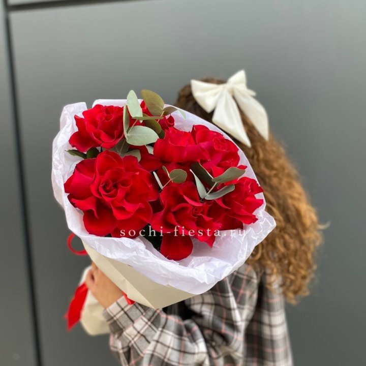 7 красных французских роз в Сочи