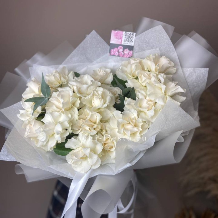 21 французских роз с эвкалиптом в Сочи