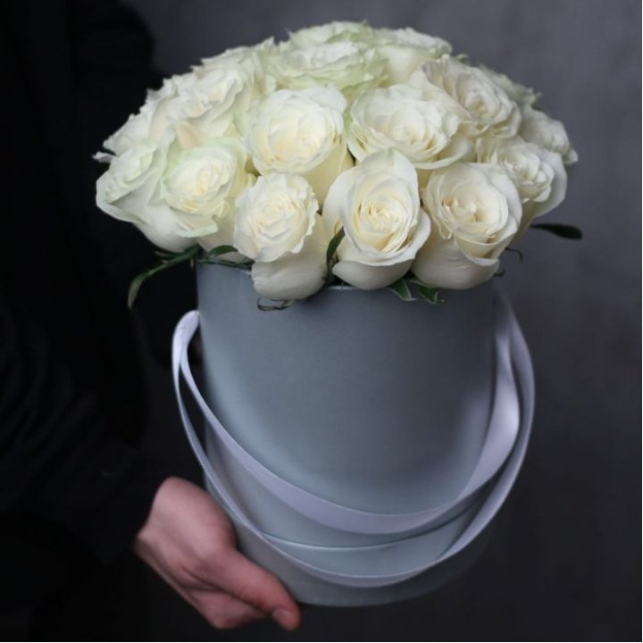 15 белых роз в цилиндре в Сочи