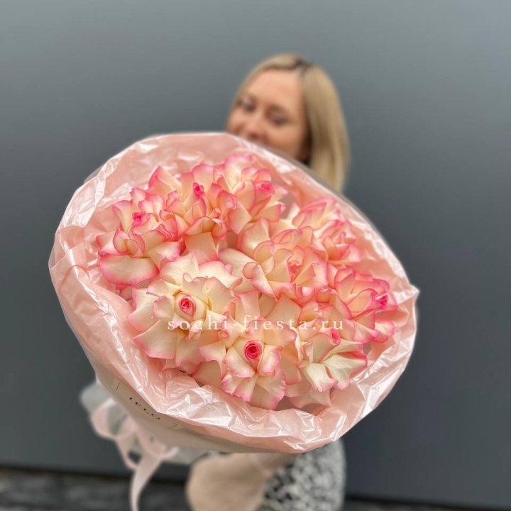 9 французских роз Джумилия в нежном оформлении в Сочи