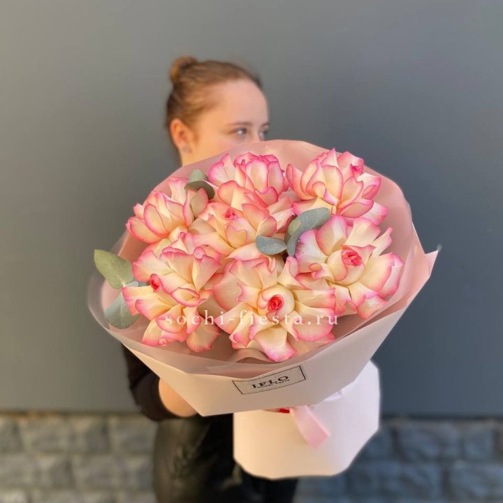 7 французских роз Джумилия с доставкой в Сочи