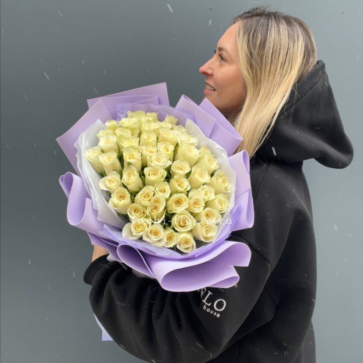 51 белая кенийская роза в оформлении в Сочи