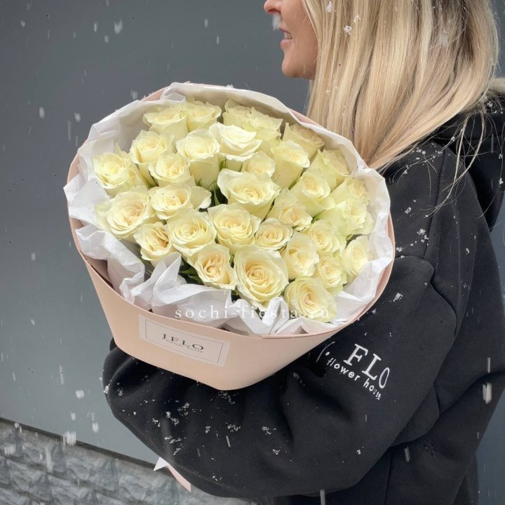 31 белая роза в оформлении в Сочи