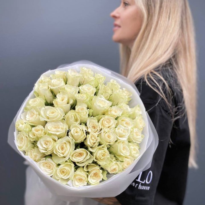 Воздушный букет из 51 белой кенийской розы в Сочи