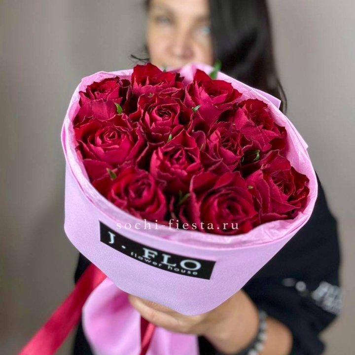 11 красных роз Madam red  с доставкой в Сочи
