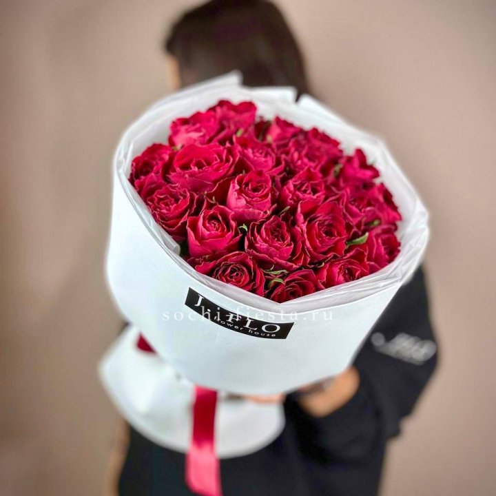 Букет красных роз Madam red с доставкой в Сочи