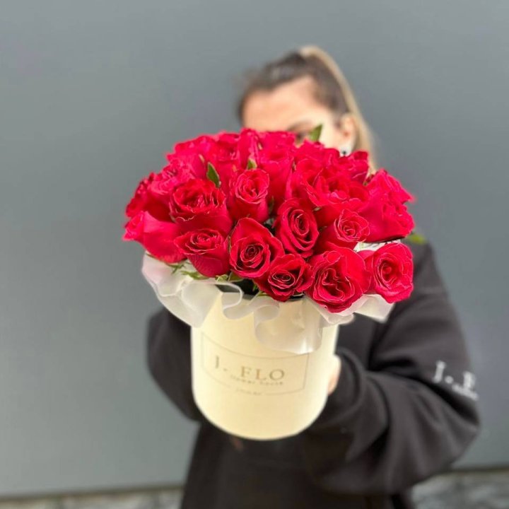 27 кенийских роз в боксе в Сочи