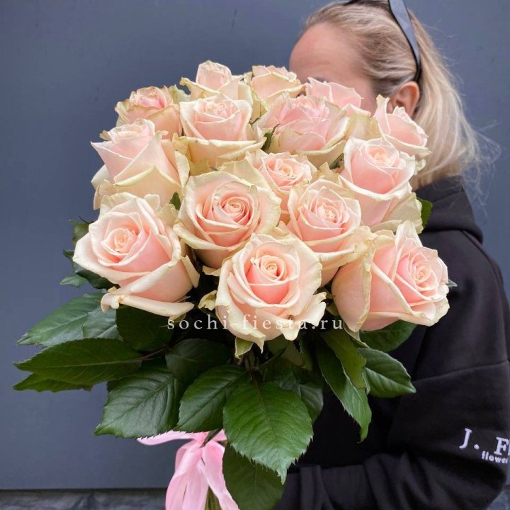 15  кремовых высоких роз с доставкой в Сочи