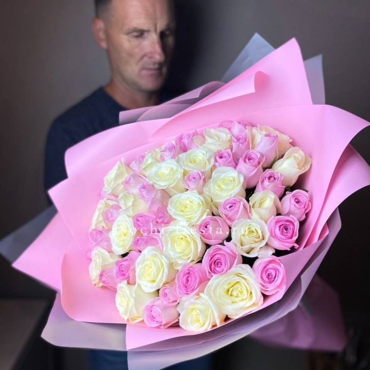 51 белых и розовых роз в Сочи