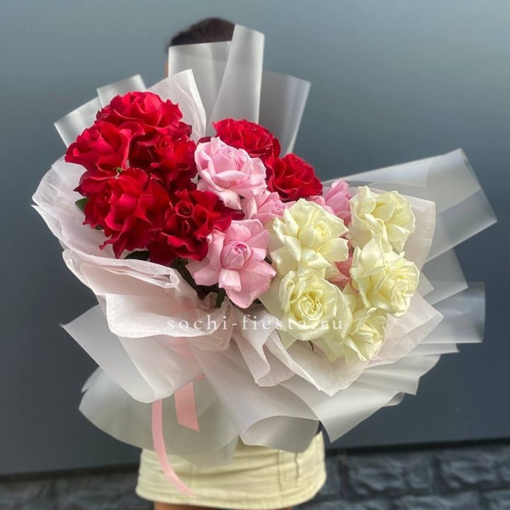Микс из 17 роз в Сочи
