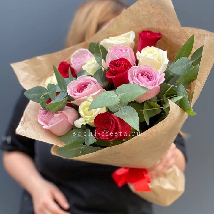 Букет из 15 роз с эвкалиптом в Сочи