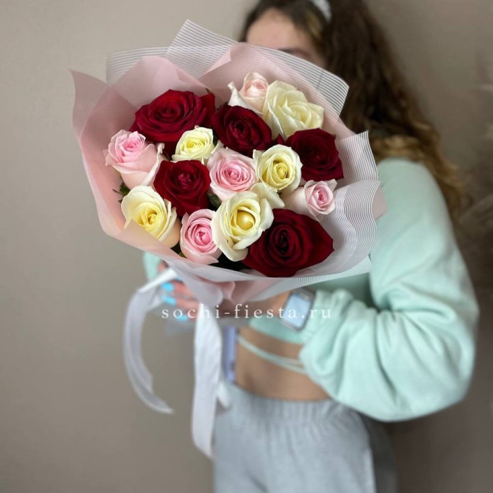 15 роз "Карусель" в Сочи