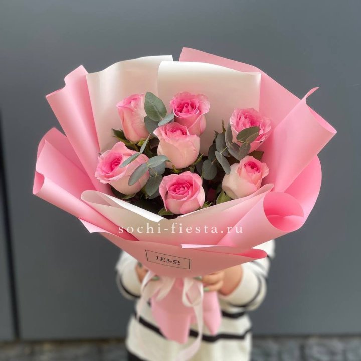 7 роз с эвкалиптом с доставкой в Сочи