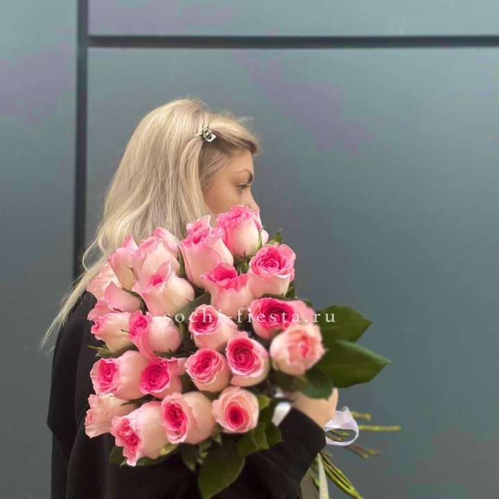  25 розовых роз в Сочи