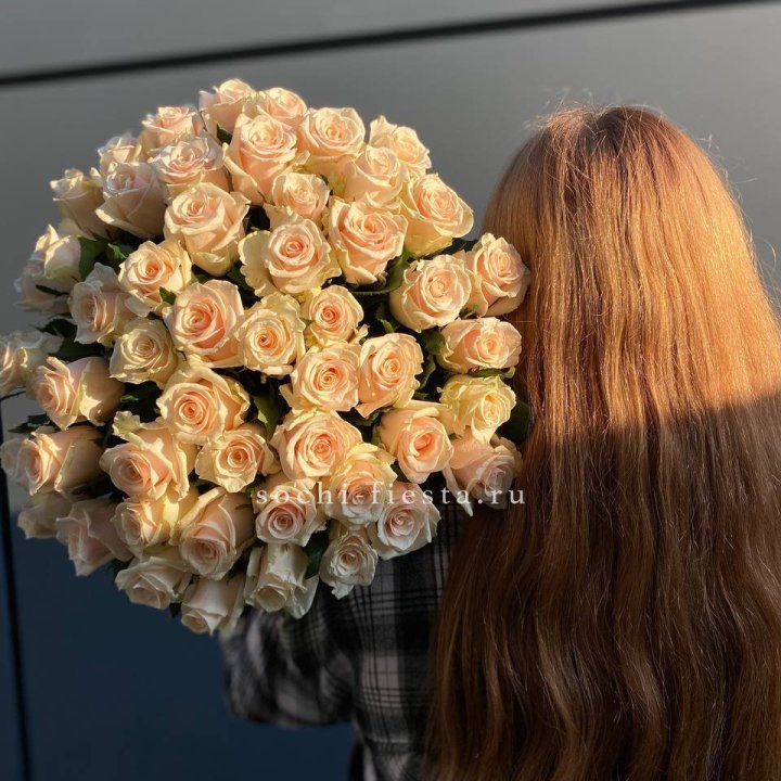 Охапка кремовых роз в Сочи