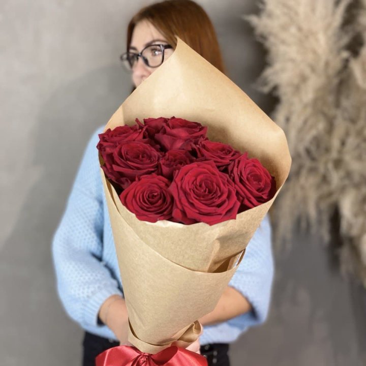 9 красных роз в крафте в Сочи