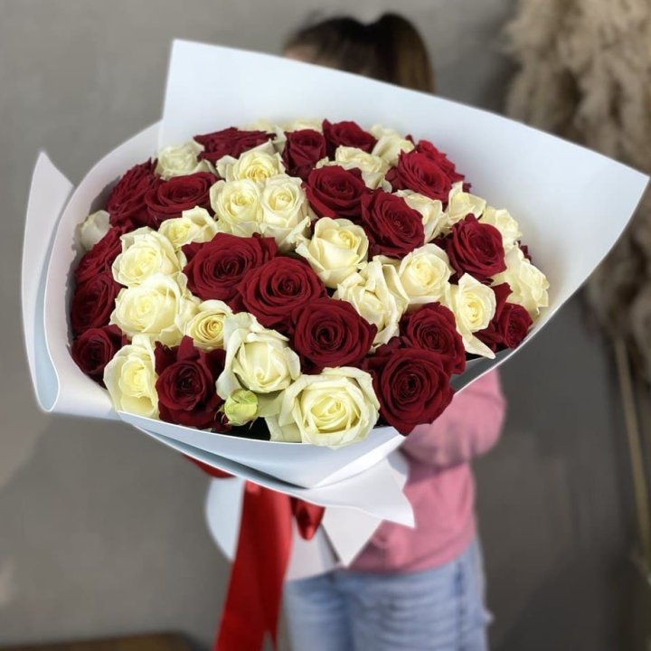 51 красная и белая роза в Сочи