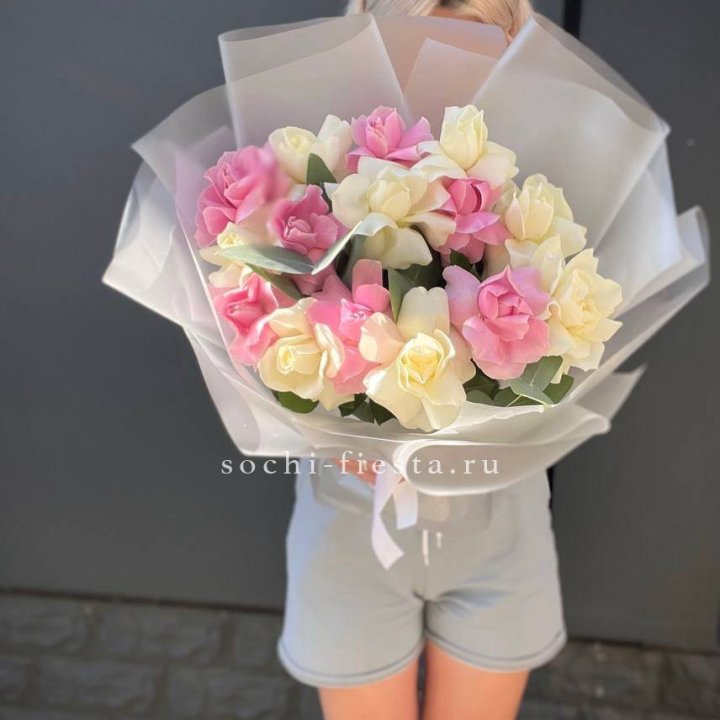 15 бело-розовых роз в Сочи