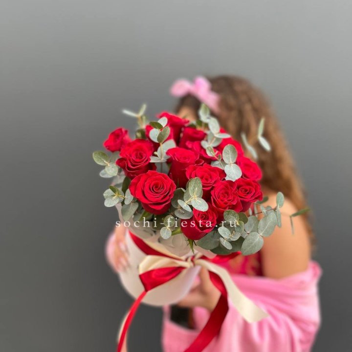 15 Красных роз в боксе №2 в Сочи