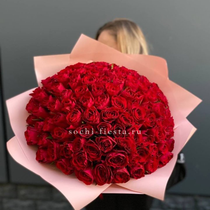 101 роза Madam Red в Сочи
