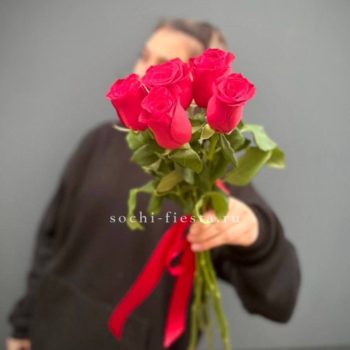 Букет 5 красных роз  в Сочи