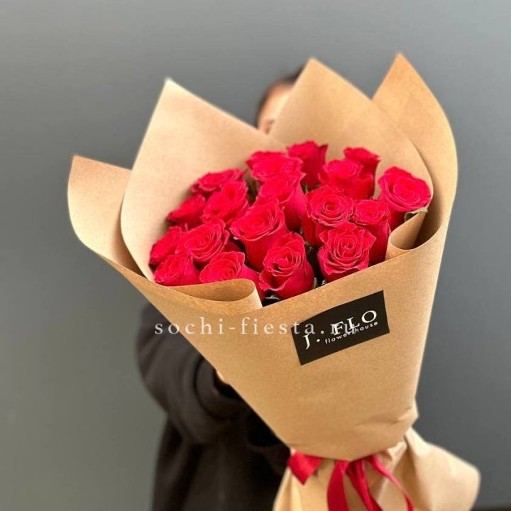 19 красных роз в крафте в Сочи