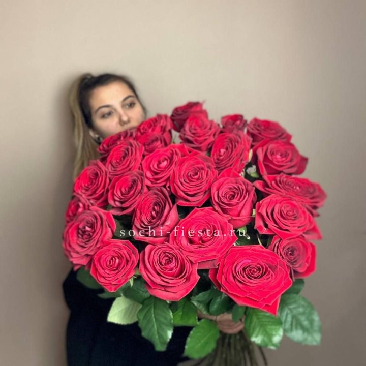 25 высоких роз в Сочи