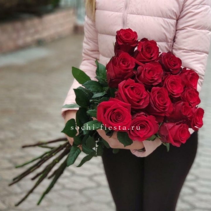 15 высоких красных роз в Сочи