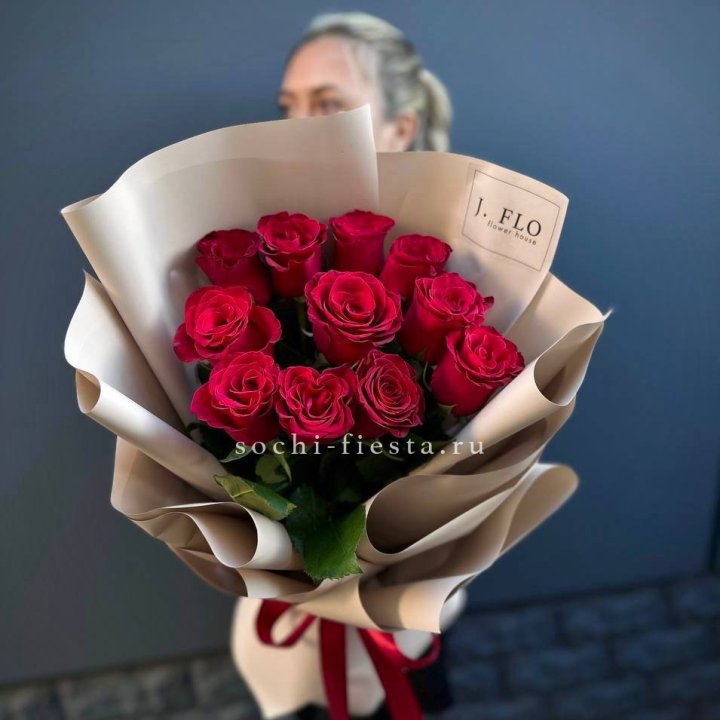 Букет красных роз "Naomi" с доставкой в Сочи