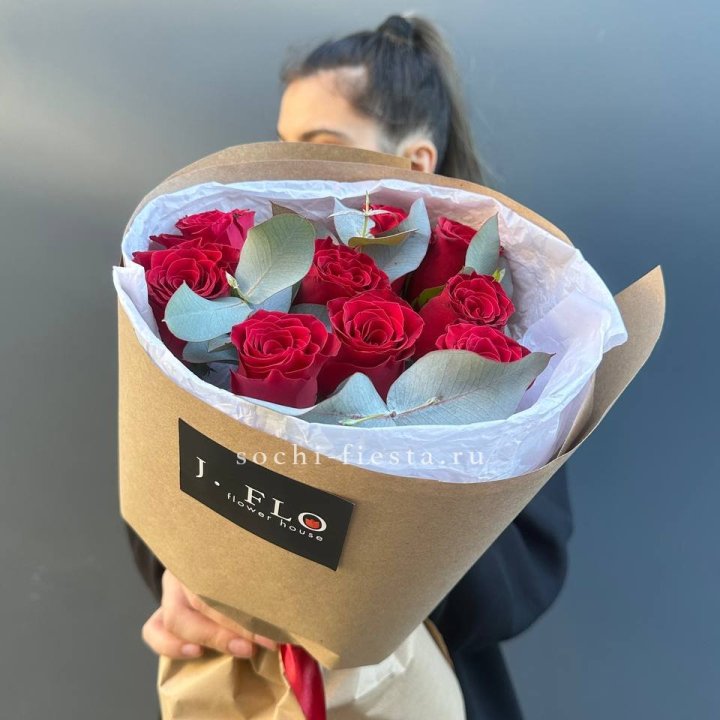 9 роз с эвкалиптом в Сочи