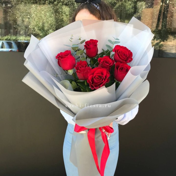 7 красных роз с эвкалиптом  в Сочи