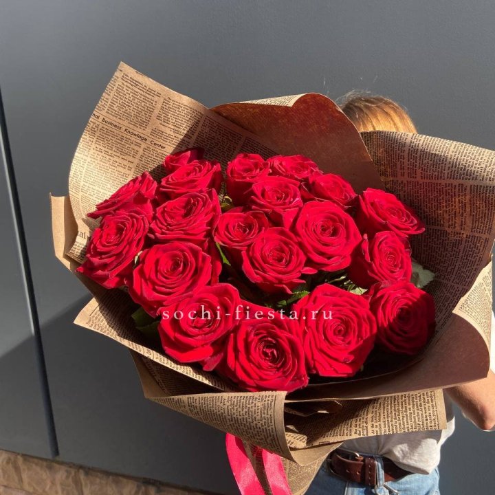 19 красных роз Леди Крафт в Сочи