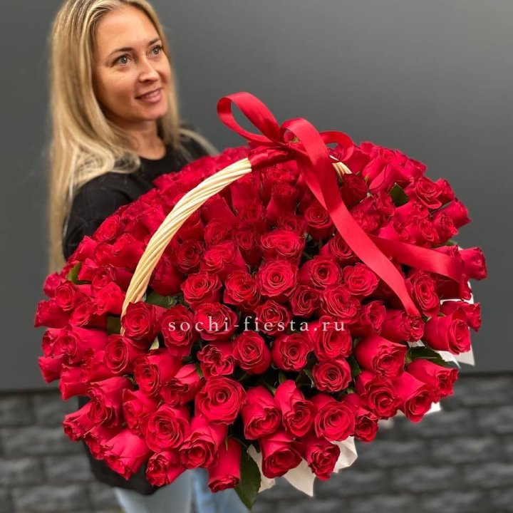 151 красная  роза в корзине в Сочи