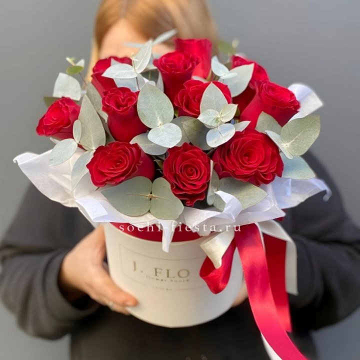 11 роз в шляпной коробке в Сочи