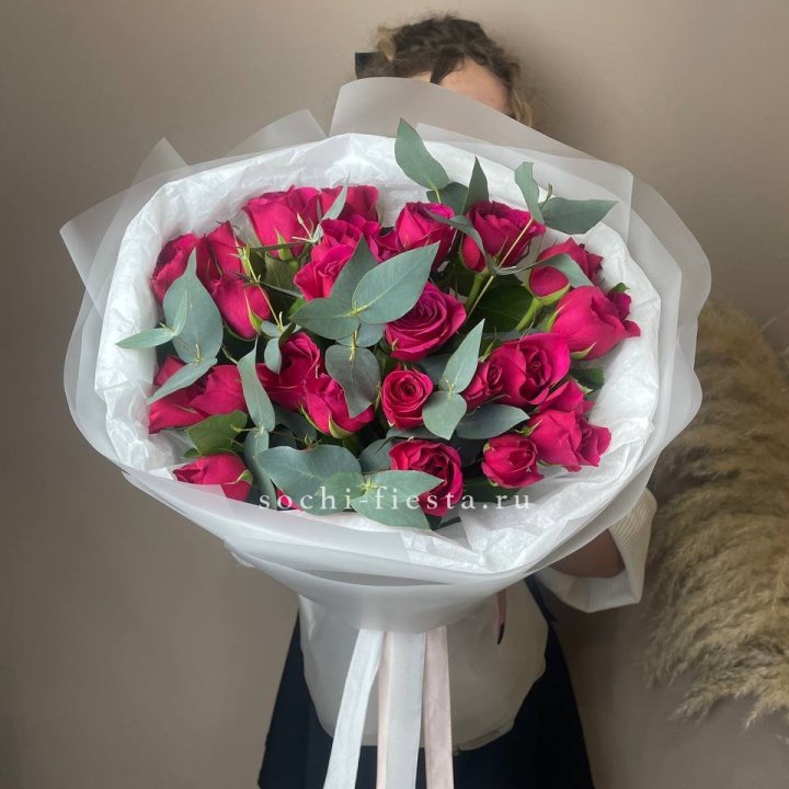 25 малиновых роз с эвкалиптом в Сочи