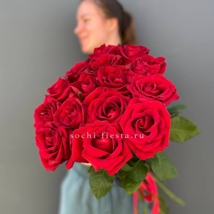 15 красных роз под ленту в Сочи
