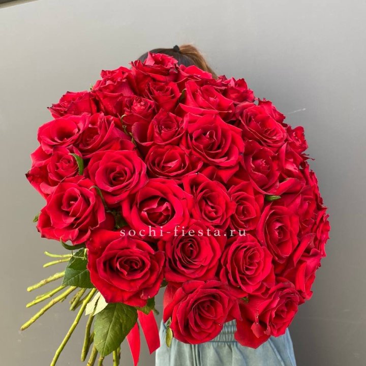 35 красных роз под ленту с доставкой в Сочи