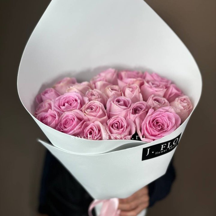 25 розовых роз в Сочи
