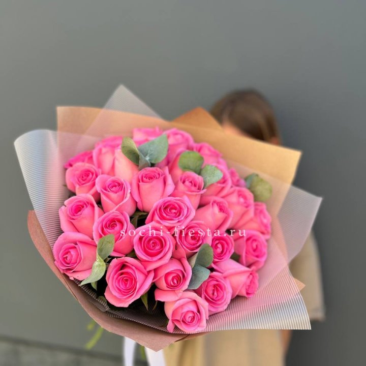 31 розовая роза с эвкалиптом в Сочи