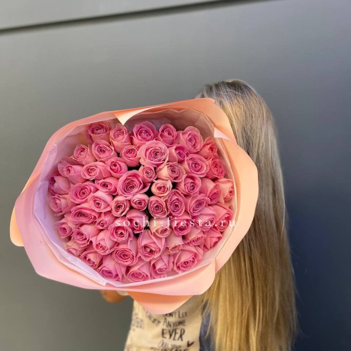 55 розовых роз в Сочи