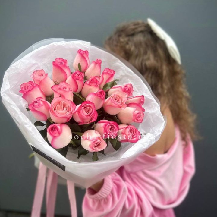 21 розовые розы Венди  в оформлении в Сочи