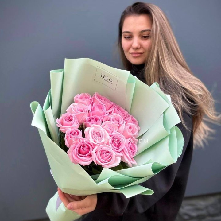 17 розовых роз в Сочи